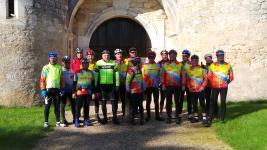 Le groupe devant le chateau de Mauriac.JPG